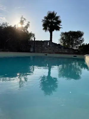 Piscine de l'établissement maison Laratger ou située à proximité
