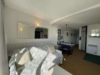 Coin salon dans l'établissement Appartement confortable 4 pers avec terrasse et accès piscine à Vieux-Boucau - FR-1-379-153