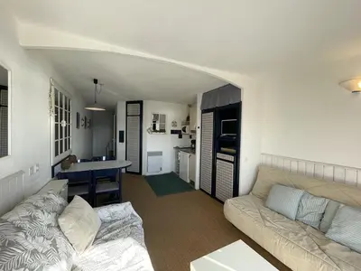 Coin salon dans l'établissement Appartement confortable 4 pers avec terrasse et accès piscine à Vieux-Boucau - FR-1-379-153