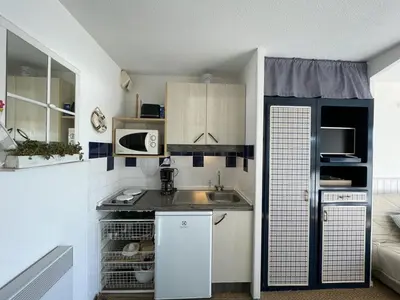 Cuisine ou kitchenette dans l'établissement Appartement confortable 4 pers avec terrasse et accès piscine à Vieux-Boucau - FR-1-379-153