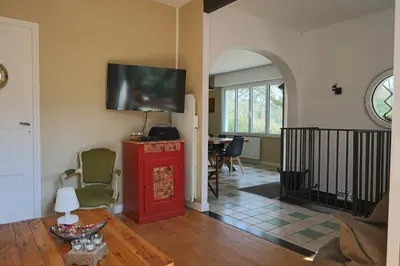 Télévision ou salle de divertissement dans l'établissement Pyla, secteur Haïtza, charmante maison 4 chambres et jardin privé
