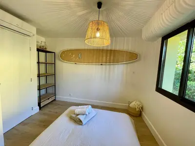 Un ou plusieurs lits dans un hébergement de l'établissement Villa Patio à 800 m de la plage
