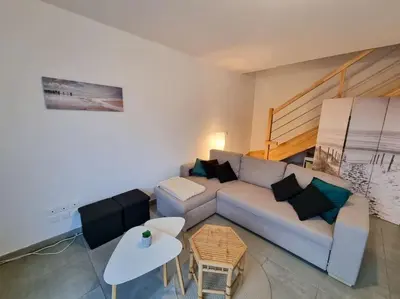 Coin salon dans l'établissement La cabane de Mimimael Duplex 4 pers proche océan