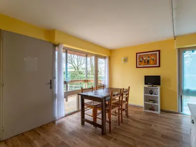 Télévision ou salle de divertissement dans l'établissement Chalet cosy pour 4 pers à Mimizan, proche plages et pistes cyclables, classé 2 étoiles - FR-1-50-108