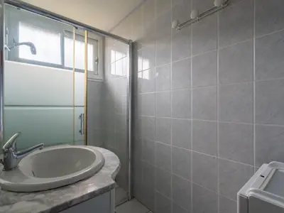 Salle de bains dans l'établissement Chalet cosy pour 4 pers à Mimizan, proche plages et pistes cyclables, classé 2 étoiles - FR-1-50-108