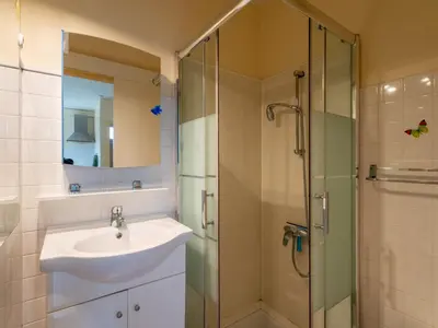Salle de bains dans l'établissement Appartement 4 pers, Pieds des Pistes Cyclables, Terrasse, BBQ, Proche Plages et Activités - FR-1-50-107