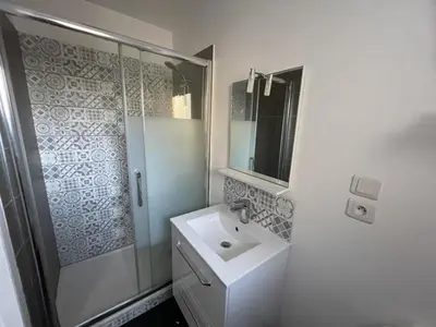 Salle de bains dans l'établissement Spacieuse villa avec véranda et jardin à Capbreton - FR-1-413-209