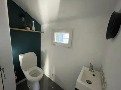 Salle de bains dans l'établissement Spacieuse villa avec véranda et jardin à Capbreton - FR-1-413-209