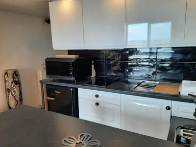 Cuisine ou kitchenette dans l'établissement Duplex cosy avec piscine et parking à Capbreton - FR-1-239-870