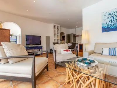 Coin salon dans l'établissement Holiday Home Corsaires by Interhome
