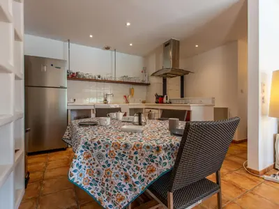 Cuisine ou kitchenette dans l'établissement Holiday Home Corsaires by Interhome