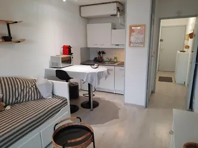 Cuisine ou kitchenette dans l'établissement Studio rénové Seignosse, à 2 min de la plage, balcon sud, proche commerces et parc aquatique - FR-1-239-871