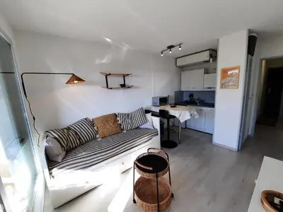Coin salon dans l'établissement Studio rénové Seignosse, à 2 min de la plage, balcon sud, proche commerces et parc aquatique - FR-1-239-871