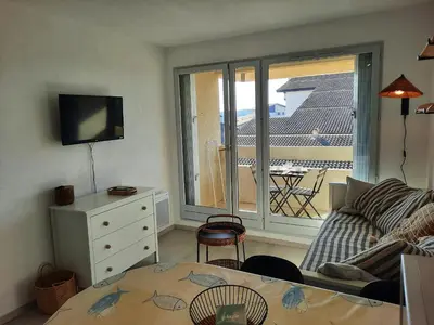 Télévision ou salle de divertissement dans l'établissement Studio rénové Seignosse, à 2 min de la plage, balcon sud, proche commerces et parc aquatique - FR-1-239-871