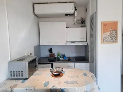 Cuisine ou kitchenette dans l'établissement Studio rénové Seignosse, à 2 min de la plage, balcon sud, proche commerces et parc aquatique - FR-1-239-871