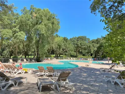 Piscine de l'établissement Maison au milieu des pins entre golf et plage ou située à proximité