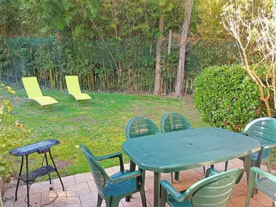 Jardin de l'établissement Maison au milieu des pins entre golf et plage