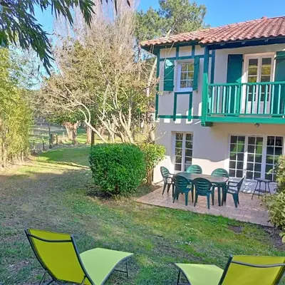 Maison au milieu des pins entre golf et plage