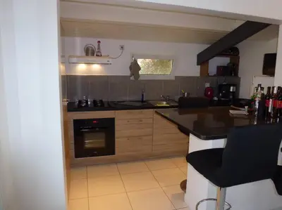 Cuisine ou kitchenette dans l'établissement Small House with pool