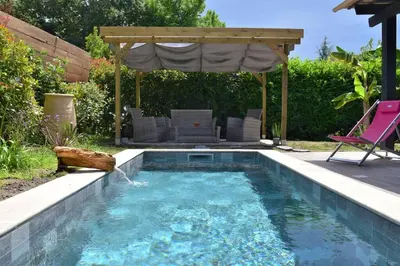 Piscine de l'établissement Small House with pool ou située à proximité