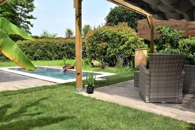 Piscine de l'établissement Small House with pool ou située à proximité