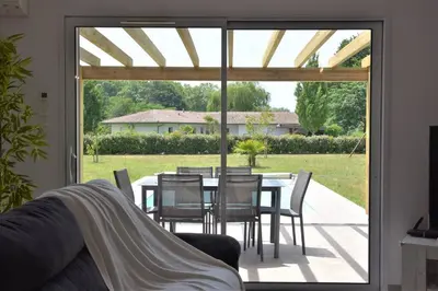 Jardin de l'établissement Calm house, swimming pool and garden