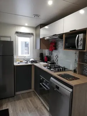 Cuisine ou kitchenette dans l'établissement Sbvacances TOUT CONFORT 2ch et 1sdb, environnement CALME et VERDOYANT dans camping 4 étoiles