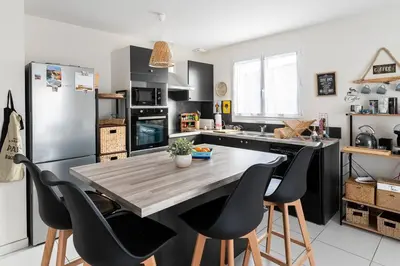 Cuisine ou kitchenette dans l'établissement Agréable maison avec extérieur