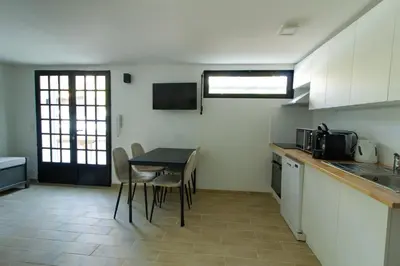 Cuisine ou kitchenette dans l'établissement Pyla sur mer proche plages appartement avec piscine partagée