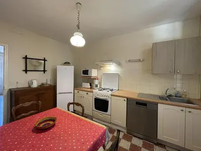 Cuisine ou kitchenette dans l'établissement T4 6 pers à 200m de la plage avec WIFI et animaux - FR-1-379-158