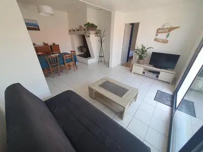 Télévision ou salle de divertissement dans l'établissement Maison calme à 50 m de la plage