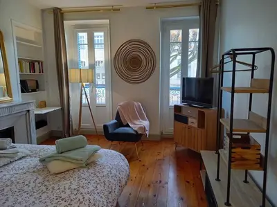 Un ou plusieurs lits dans un hébergement de l'établissement Maison Nadaud avec parking privé