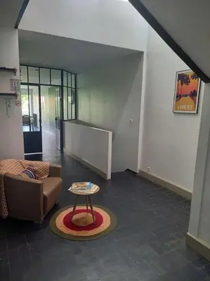 Coin salon dans l'établissement Maison Nadaud avec parking privé