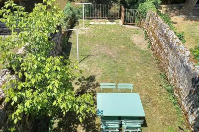 Jardin de l'établissement Maison Nadaud avec parking privé