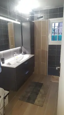 Salle de bains dans l'établissement Chambres d'hôtes, meublé tourisme de France étoilé, 5 minutes de l'océan, 2 vélos à disposition