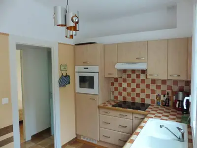 Cuisine ou kitchenette dans l'établissement Villa LA TEIGNOUSE entre lac et océan terrasse et jardinet pour 6 personnes