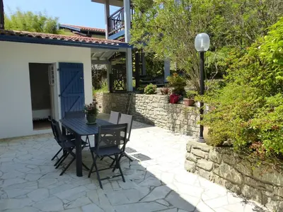 Jardin de l'établissement Villa LA TEIGNOUSE entre lac et océan terrasse et jardinet pour 6 personnes