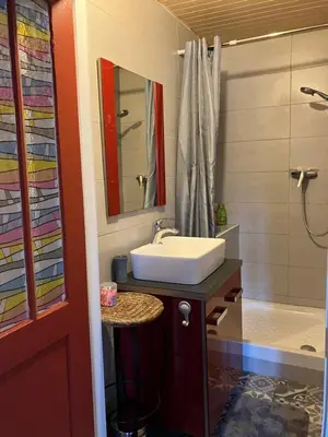 Salle de bains dans l'établissement Le Cazalet