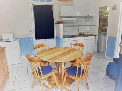 Cuisine ou kitchenette dans l'établissement Appartement cosy 4 pers, proche plage et commerces, Capbreton - FR-1-239-887