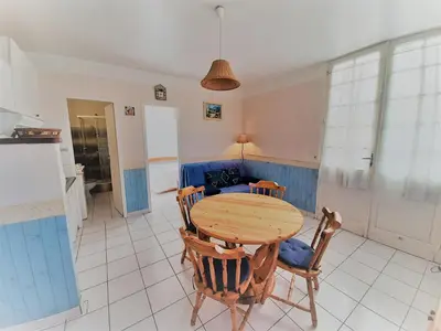Cuisine ou kitchenette dans l'établissement Appartement cosy 4 pers, proche plage et commerces, Capbreton - FR-1-239-887