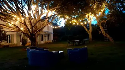 Jardin de l'établissement Entre Chênes et Pins - Gîte de groupe 3 étoiles