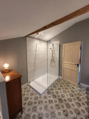Salle de bains dans l'établissement Entre Chênes et Pins - Gîte de groupe 3 étoiles
