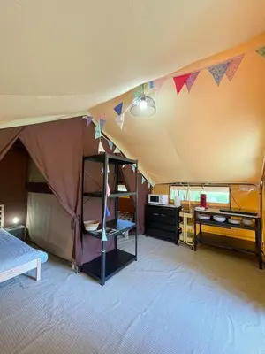 Un ou plusieurs lits dans un hébergement de l'établissement Tente Lodge Bouleau - La Téouleyre