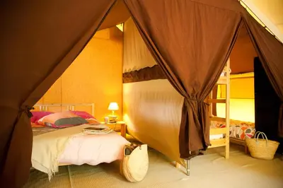 Un ou plusieurs lits dans un hébergement de l'établissement Tente Lodge Bouleau - La Téouleyre