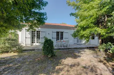 Jardin de l'établissement SANGUINET Jolie maison 2 chambres avec jardin proche Lac classé 2 étoiles
