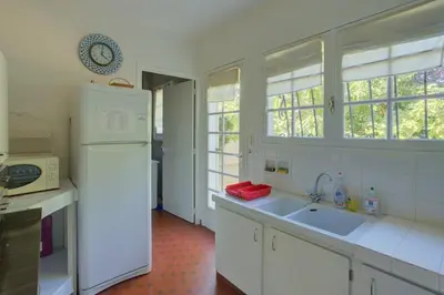 Cuisine ou kitchenette dans l'établissement SANGUINET Jolie maison 2 chambres avec jardin proche Lac classé 2 étoiles