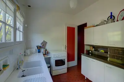 Cuisine ou kitchenette dans l'établissement SANGUINET Jolie maison 2 chambres avec jardin proche Lac classé 2 étoiles