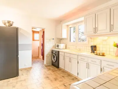 Cuisine ou kitchenette dans l'établissement Holiday Home Yuvita by Interhome