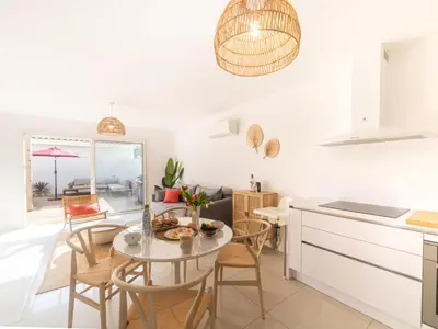 Cuisine ou kitchenette dans l'établissement Apartment Les Patios de Flore-2 by Interhome
