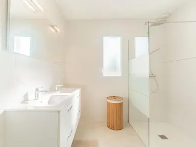 Salle de bains dans l'établissement Apartment Les Patios de Flore-2 by Interhome